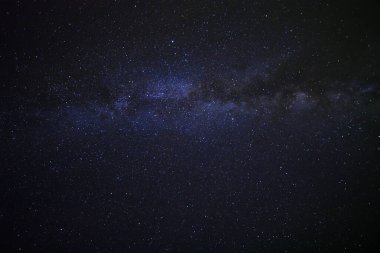 Kainatta yıldızlar ve uzay tozuyla Samanyolu Galaksisi