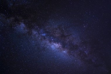 Yıldızlı gece gökyüzü, yıldızlar ve evrenin uzay tozu ile Samanyolu 