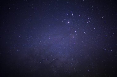 Yıldızlı gece gökyüzü ve Samanyolu Galaksisi Evrende yıldızlar ve uzay tozuyla