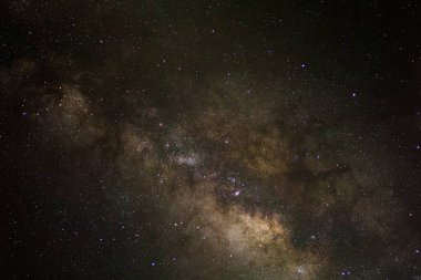 Kainatta yıldızlar ve uzay tozuyla Samanyolu Galaksisi