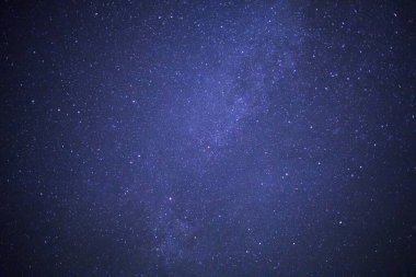Yıldızlı gece gökyüzü ve Samanyolu Galaksisi Evrende yıldızlar ve uzay tozuyla