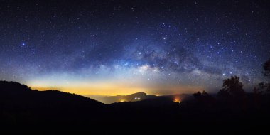 Panorama yıldızlı gece gökyüzü ve Samanyolu galaksisi Doi inthanon Chiang Mai, Tayland 'da yıldızlar ve uzay tozuyla