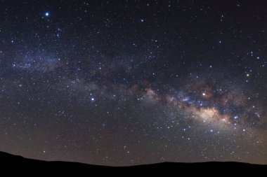Samanyolu ile manzara, yıldızlı ve siluetli gece gökyüzü yüksek dağ.