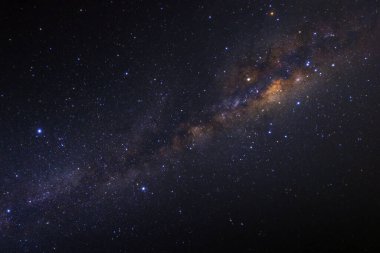 açıkça Samanyolu galaksisinin yıldız ve evrenin uzay tozu ile 