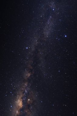 açıkça Samanyolu galaksisinin yıldız ve evrenin uzay tozu ile 