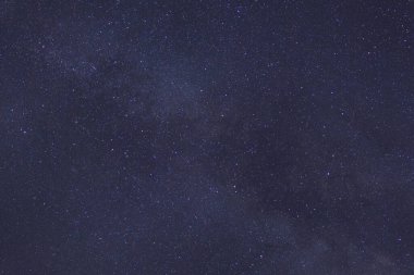Yıldızlı gece gökyüzü ve Samanyolu Galaksisi Evrende yıldızlar ve uzay tozuyla