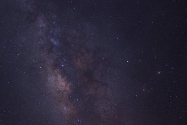Yıldızlı gece gökyüzü ve Samanyolu Galaksisi Evrende yıldızlar ve uzay tozuyla