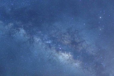 Yıldızlı gece gökyüzü ve Samanyolu Galaksisi Evrende yıldızlar ve uzay tozuyla