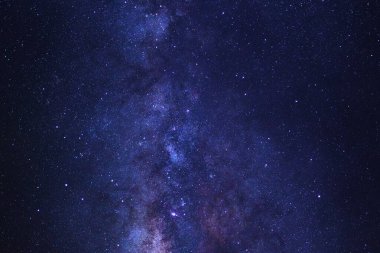 Yıldızlı gece gökyüzü ve Samanyolu Galaksisi Evrende yıldızlar ve uzay tozuyla