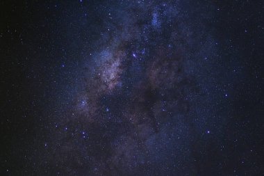 Yıldızlı gece gökyüzü ve Samanyolu Galaksisi Evrende yıldızlar ve uzay tozuyla