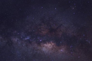 Yıldızlı gece gökyüzü ve Samanyolu Galaksisi Evrende yıldızlar ve uzay tozuyla