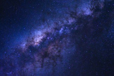 Yıldızlı gece gökyüzü ve Samanyolu Galaksisi Evrende yıldızlar ve uzay tozuyla