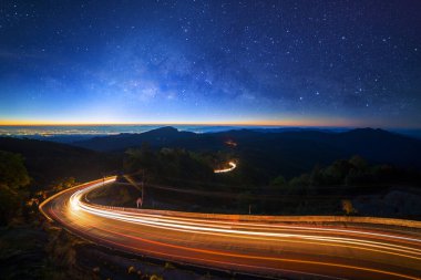 Samanyolu Galaksisi 'nin yıldızları ve uzay tozlarıyla Doi inthanon Chiang Mai, Tayland' da