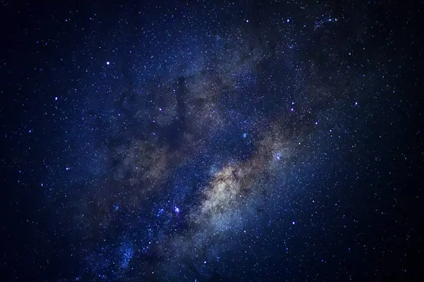 Yıldızlı gece gökyüzü ve Samanyolu Galaksisi Evrende yıldızlar ve uzay tozuyla