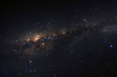 Kainatta yıldızlar ve uzay tozuyla Samanyolu Galaksisi