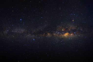 Kainatta yıldızlar ve uzay tozuyla Samanyolu Galaksisi