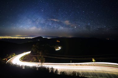 Samanyolu Galaksisi 'nde yıldızlar ve uzay tozu ve Doi inthanon Chiang Mai, Tayland' da yol aydınlatması.