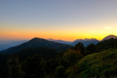 Monson bakış açısıyla gün batımında güzel dağ manzarası Doi AngKhang, Chaingmai Tayland