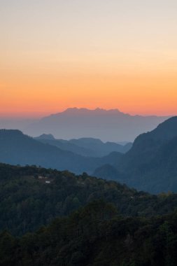 Monson bakış açısıyla gün batımında güzel dağ manzarası Doi AngKhang, Chaingmai Tayland