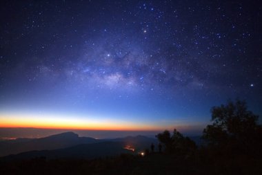 Sabah olmadan önce Samanyolu Galaksisi Doi Inthanon Chiang Mai, Tayland 'da. Uzun pozlama fotoğrafı. Tahılla