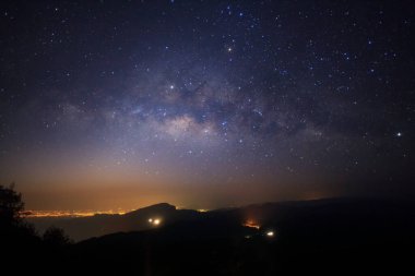 Samanyolu, Doi Inthanon Chiang mai, Tayland. Uzun pozlama fotoğraf. Tahıl ile