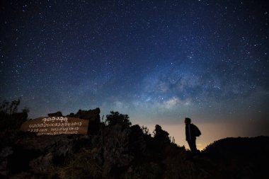Thai etiketli Samanyolu Galaksisi. Gün doğmadan önce Doi Luang Chiang Dao 'nun en yüksek noktası. Uzun pozlu fotoğraf. Tahıllı.