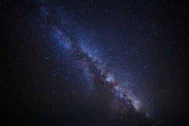 Kainatta yıldızlar ve uzay tozuyla Samanyolu Galaksisi