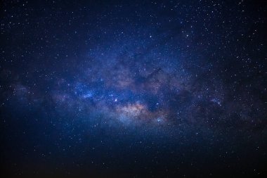 Samanyolu Galaksisi 'nin merkezinde yıldızlar ve evrendeki uzay tozları, uzun pozlu fotoğraf, tahıllı.