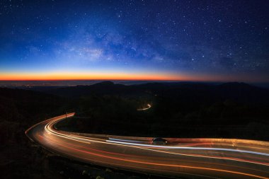 Samanyolu Galaksisi 'nde yıldızlar ve uzay tozları sabah olmadan yola koyuluyor. Tayland, Doi inthanon Chiang Mai' de.