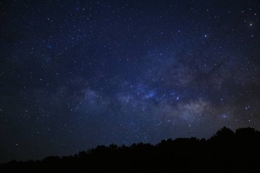Samanyolu Galaksisi Phitsanulok, Tayland 'daki Phu Hin Rong Kla Ulusal Parkı' nda.