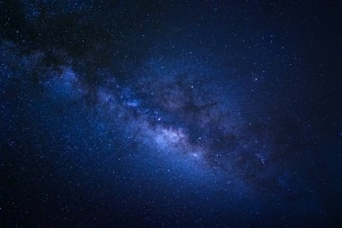 Kainatta yıldızlar ve uzay tozuyla Samanyolu Galaksisi