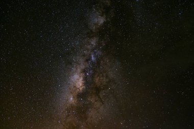Kainatta yıldızlar ve uzay tozuyla Samanyolu Galaksisi