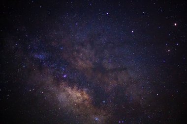 Samanyolu galaksisi ve evrendeki uzay tozu yıldızlı gece gökyüzü 