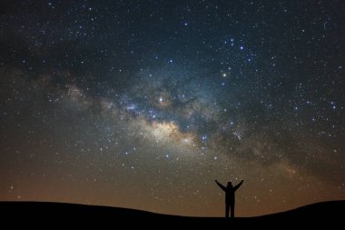 Samanyolu ve yüksek dağların siluetiyle gece manzarası yıldızlı gökyüzü. Güzel evren. Boşluk arkaplanı