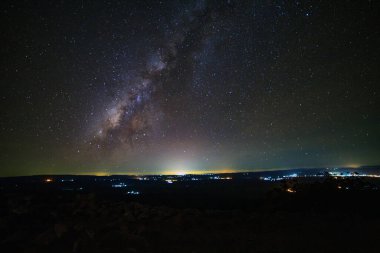 Samanyolu topuzu taş zemin ile adı Lan Hin Pum bakış açısı, Phu Hin Rong Kla Milli Parkı Phitsanulok, Tayland olduğunu