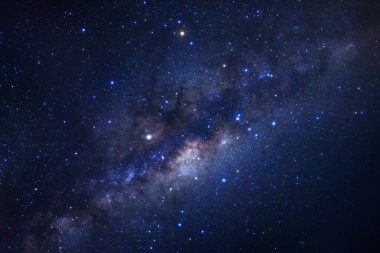 Kainatta yıldızlar ve uzay tozuyla Samanyolu Galaksisi