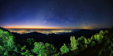 Monson bakış açısıyla yıldızlı gece gökyüzü Doi AngKhang ve Samanyolu galaksisi evrende yıldızlar ve uzay tozuyla