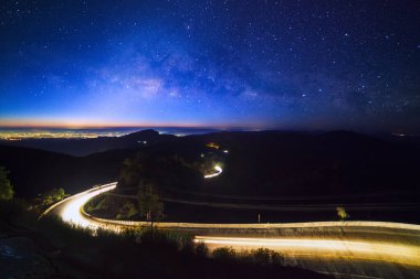 Samanyolu Galaksisi 'nde yıldızlar ve uzay tozları sabah olmadan yola koyuluyor. Tayland, Doi inthanon Chiang Mai' de.