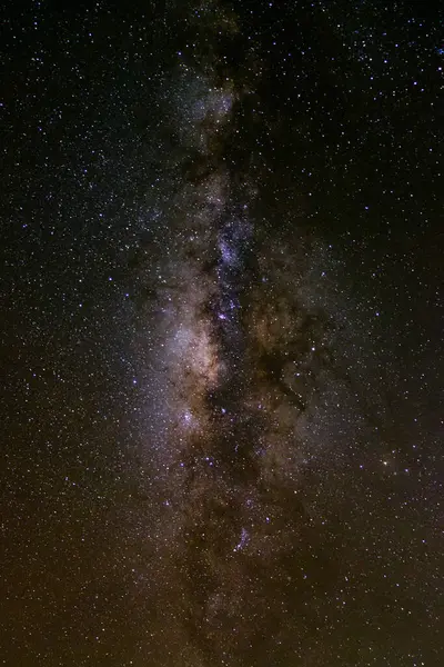 Kainatta yıldızlar ve uzay tozuyla Samanyolu Galaksisi