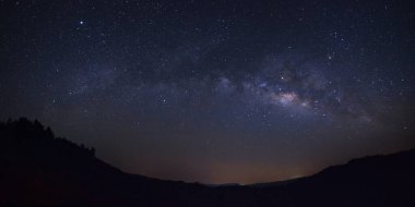 Phu Hin Rong Kla Ulusal Parkı, Phitsanulok Tayland dağının tepesindeki panorama Samanyolu Galaksisi