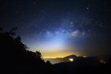 Samanyolu, Doi Inthanon Chiang mai, Tayland. Uzun pozlama fotoğraf. Tahıl ile