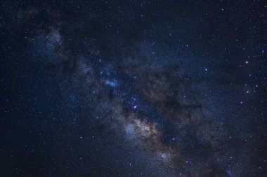 Merkezi Samanyolu galaksinin yıldız ve evrendeki, uzun pozlama fotoğraf, tahıl ile uzay tozu ile.
