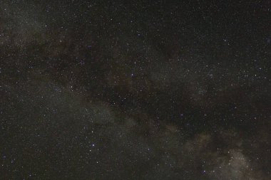 Kainatta yıldızlar ve uzay tozuyla Samanyolu Galaksisi