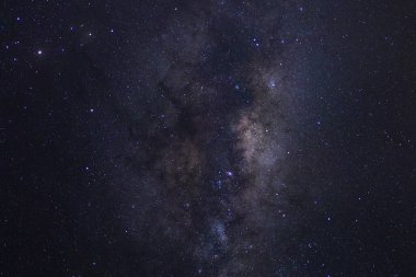 Kainatta yıldızlar ve uzay tozuyla Samanyolu Galaksisi