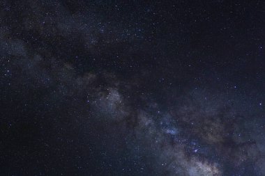 Kainatta yıldızlar ve uzay tozuyla Samanyolu Galaksisi