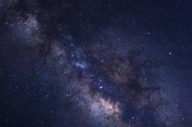 Kainatta yıldızlar ve uzay tozuyla Samanyolu Galaksisi