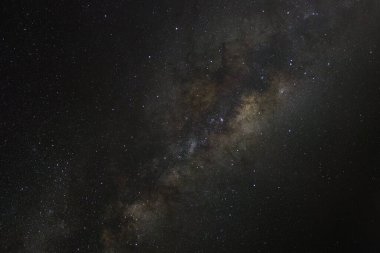 Kainatta yıldızlar ve uzay tozuyla Samanyolu Galaksisi