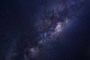 Kainatta yıldızlar ve uzay tozuyla Samanyolu Galaksisi