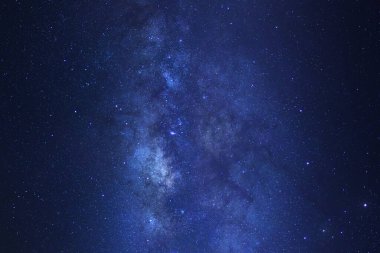 Kainatta yıldızlar ve uzay tozuyla Samanyolu Galaksisi