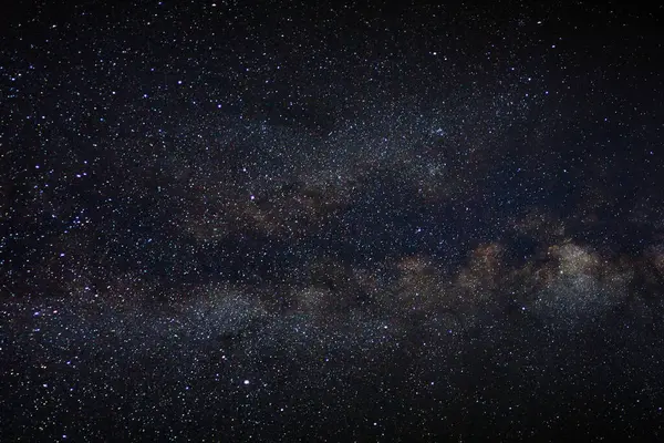 Evrende yıldızlar ve uzay tozuyla Panorama Samanyolu Galaksisi